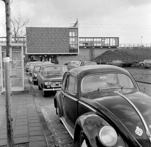 856687 Afbeelding van geparkeerde auto's bij het N.S.-station Heemstede-Aerdenhout te Heemstede.